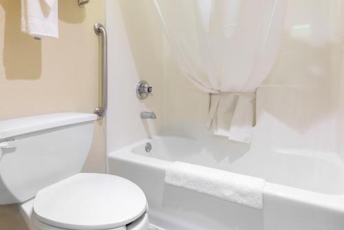 JeffersonvilleQuality Inn Washington Court House的白色的浴室设有卫生间和浴缸。