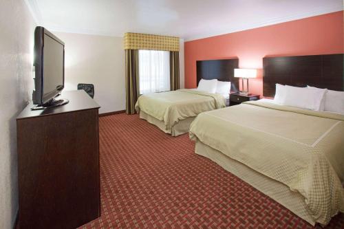 Urbandale约翰斯顿阿美瑞辛酒店及套房的酒店客房设有两张床和一台平面电视。