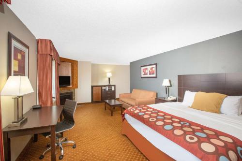 克拉尔维尔科勒尔维尔阿美瑞辛酒店的酒店客房设有一张大床和一张书桌。