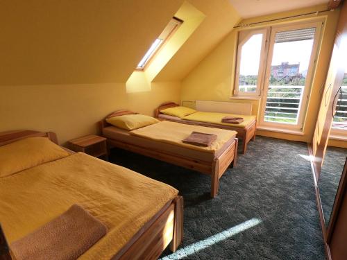 利普托斯基米库拉斯Apartment Amy的带三张床和窗户的客房