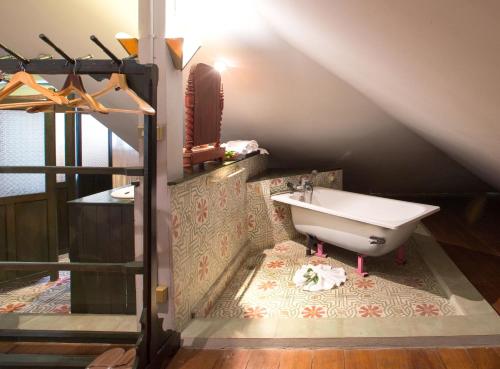 清迈清迈帝国度假村&运动俱乐部的地板上和楼梯上带水槽的浴室