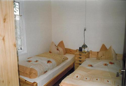 LindigFerienhaus "Eierkuchen"的一间卧室设有两张床和窗户。