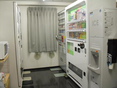 厚木厚木维斯塔酒店的一间配备了冰箱和一些饮品的实验室