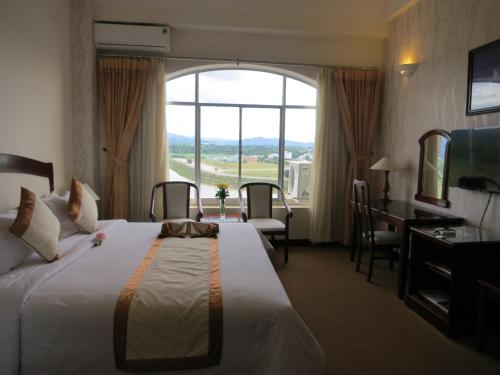 Kon Tum (2)Indochine Hotel的酒店客房设有一张床和一个大窗户