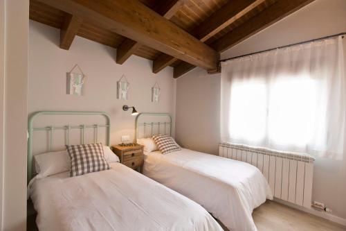 阿尔巴拉辛Senda del Cabrerizo的带窗户的客房内的两张床