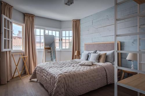 阿德耶Apartamento Avitan的一间卧室配有一张木墙床