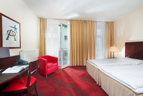 科特布斯科特布斯索拉特酒店的酒店客房设有一张大床、一张书桌和一张书桌。