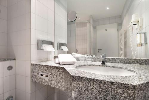 科特布斯科特布斯索拉特酒店的一间带水槽和镜子的浴室