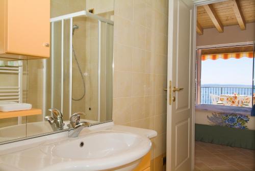 加尔多内-里维耶拉Villa Panorama Residence的设有带水槽的浴室,享有海景
