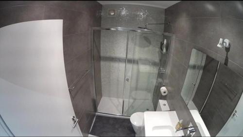 维拉摩拉T3 Vilamoura的带淋浴、卫生间和盥洗盆的浴室