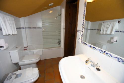 埃尔博斯克波萨达圣安东尼奥酒店的浴室配有白色卫生间和盥洗盆。