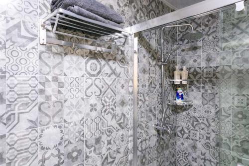 武汉武汉市武昌区·欢乐谷·路客精品民宿·00121930的带淋浴的浴室和玻璃门