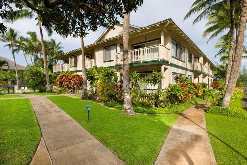 科洛阿波普凯雅诗顿公寓式酒店的棕榈树和走道的房子