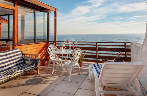 维纳德马Hotel Bianca Boutique的一个带桌椅的海景阳台