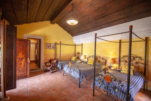 危地马拉安地瓜帕拉西多纳比特丽斯酒店的一间卧室,配有两张床
