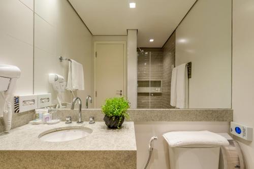 圣保罗圣保罗莫埃马美居酒店的一间带水槽、卫生间和镜子的浴室