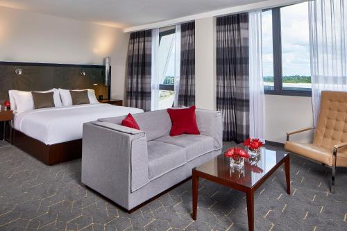 亚特兰大Kimpton Overland Hotel - Atlanta Airport, an IHG Hotel的酒店客房,配有床和沙发