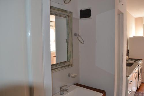 蒂格雷Cabañas Puerto Trinidad的一间带水槽和镜子的浴室