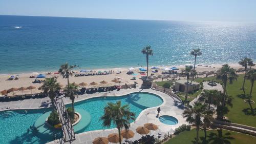 佩尼亚斯科港Sonoran Sun Resort的享有度假村游泳池和海滩的空中景致