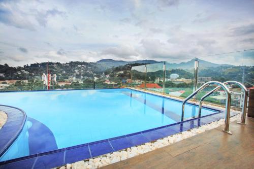 康提斯瓦纳城市酒店的享有城市景致的大型游泳池