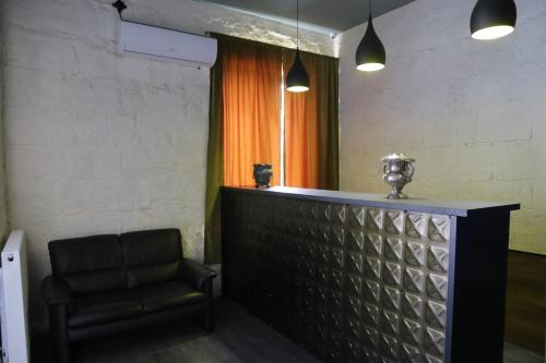 库塔伊西Hotel AGUNA的一间酒吧,房间内设有皮椅