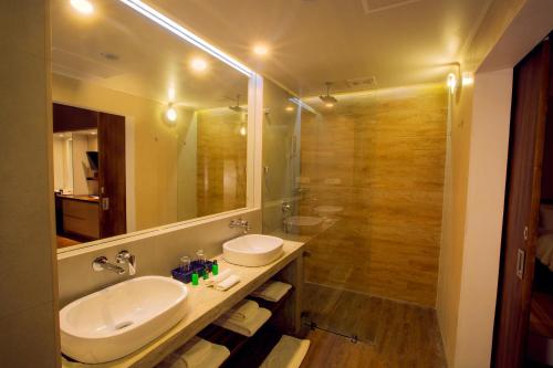 斯瓦纳城市酒店的一间浴室