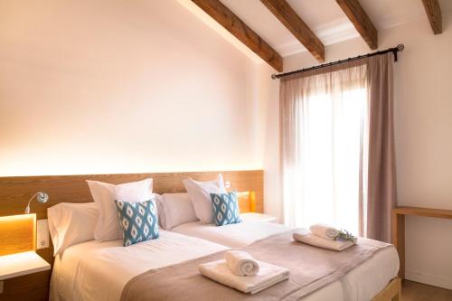 塞尔瓦Angels Boutique - Turismo de interior的两张位于酒店客房的床,配有毛巾
