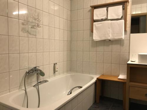 罗伯特维尔迪拉克酒店的带浴缸和水槽的浴室