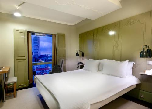伊斯坦布尔玛若西里酒店的卧室设有一张白色大床和一扇窗户。