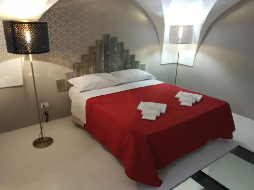 莱切Dimora "I Santi Patroni"的一间卧室配有一张大床和两条毛巾