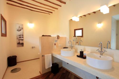 南威Essque Zalu Zanzibar的一间带两个盥洗盆和大镜子的浴室