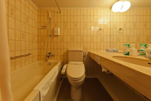 盛冈盛冈附楼大酒店的浴室配有卫生间、浴缸和水槽。