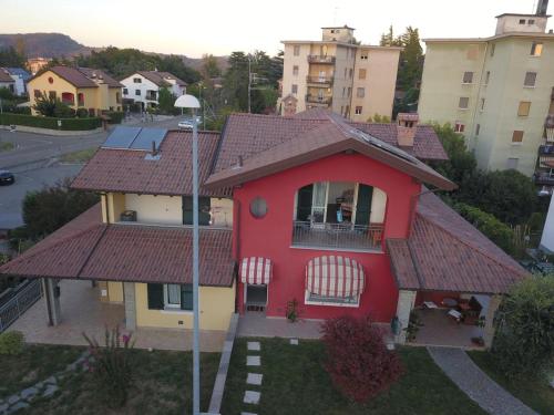 塞拉瓦莱·斯克里维亚B&b la valletta的红色房子,有红色屋顶