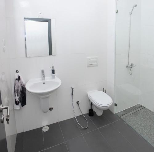 明德卢Morabezahome的白色的浴室设有水槽和卫生间。
