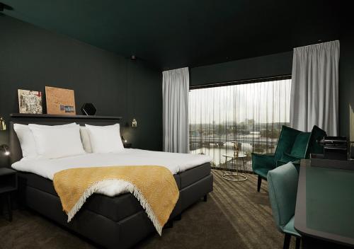 阿姆斯特丹阿姆斯特丹阿姆斯特尔范德瓦尔克酒店的一间卧室设有一张大床和一个大窗户