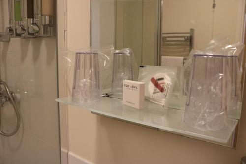 LowdhamGonalston Boutique B&B的浴室里的架子上装着塑料袋