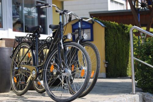 因戈尔施塔特Hotel Hecht Garni的两辆自行车停在路边,彼此相邻
