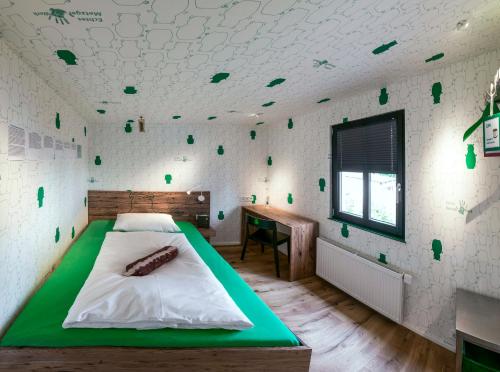 GeorgensgmündBRATWURSThotel的一间卧室配有一张床和一张书桌