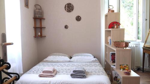 佩里格Joli appartement vue sur l'Eglise的一间小卧室,配有带毛巾的床