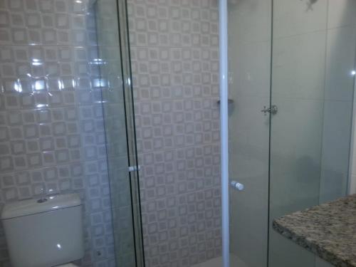 阿拉亚尔-杜卡布Atlantis Lounge的一间带玻璃淋浴和卫生间的浴室