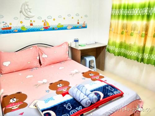 诗巫H Homestay Sibu - 500Mbps Wifi, Full Astro & Private Parking!的儿童卧室,配有一张带微型老鼠毯子的床