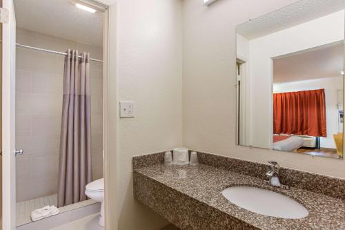 Motel 6-Macclenny, FL的一间浴室