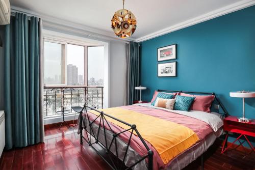 南京南京市鼓楼区·狮子桥·路客精品公寓·00152470的一间卧室配有一张蓝色墙壁的床