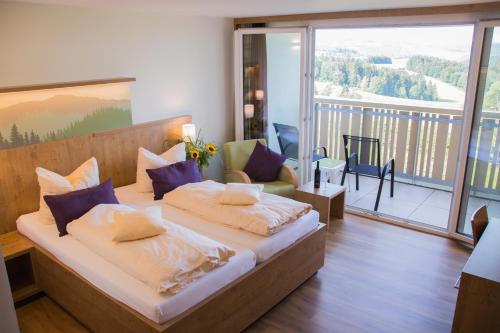 圣玛尔根索恩纽豪瑟尔酒店的一间带两张床的卧室和一个阳台