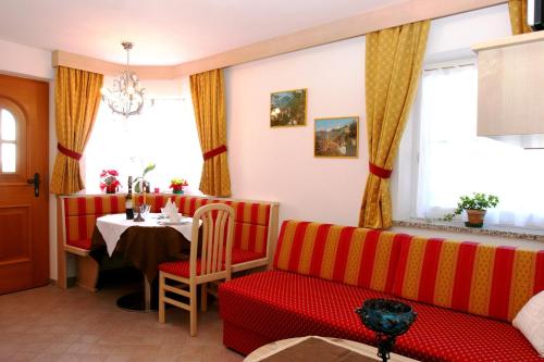 奥蒂塞伊App. Cesa Vedla的客厅配有红色的沙发和桌子