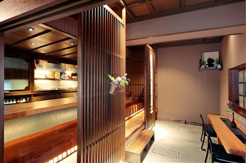 TsubataKatsuzakikan的一间位于客房中间的带游泳池的餐厅
