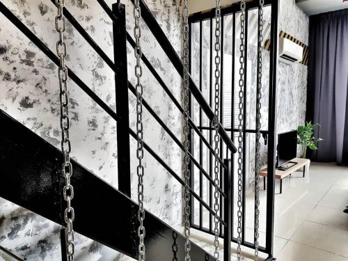 Escapade Prison Suites Petaling Jaya的电视和/或娱乐中心