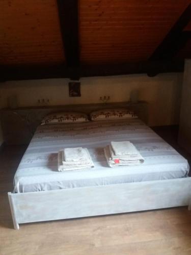科姆梅扎杜拉马索德尔卡皮特尔公寓的一张带白色床单和毛巾的床