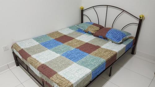 巴西古当F.A Guesthouse Pasir Gudang的一张床上的被子