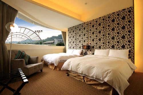 集集镇山鱼水渡假饭店的酒店客房设有两张床和窗户。